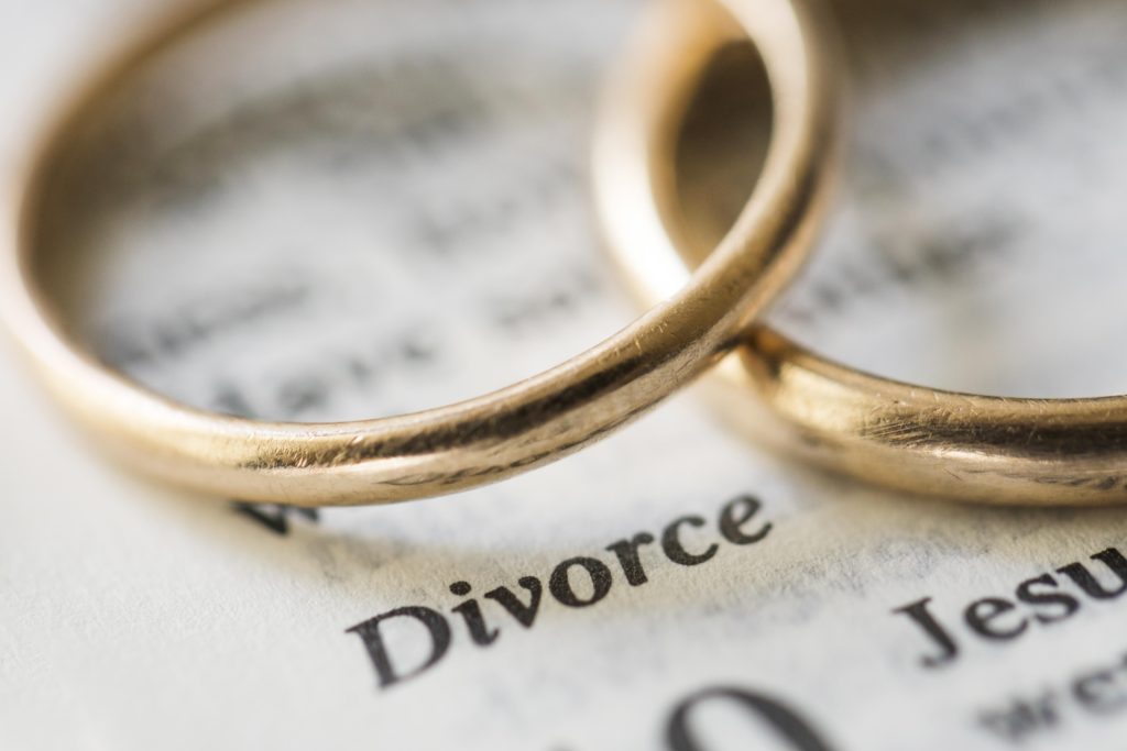 golden-rings-divorce-concept-6182940
